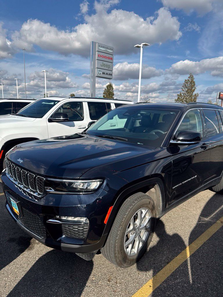Used 2023 Jeep Grand Cherokee Limited AWD/4WD image 11