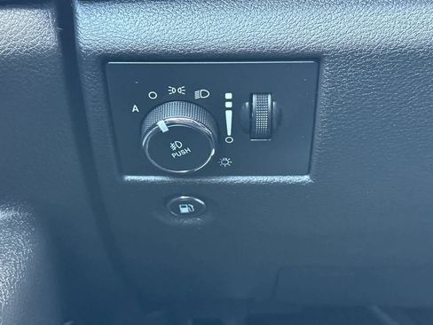 Used 2019 Jeep Grand Cherokee Laredo image 30