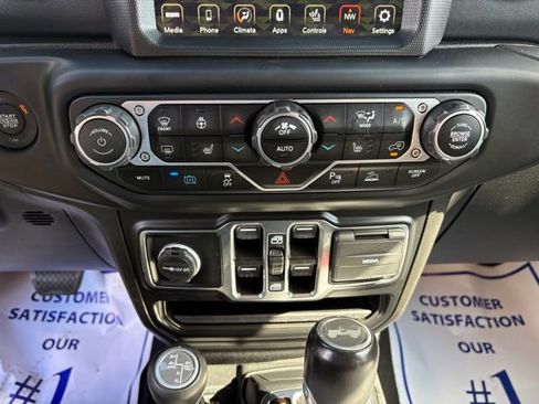 Used 2022 Jeep Wrangler Unlimited Sahara w/ Cold Weather Group AWD/4WD image 18