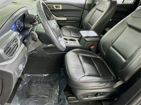 Used 2022 Ford Explorer XLT w/ Equipment Group 202A image 9