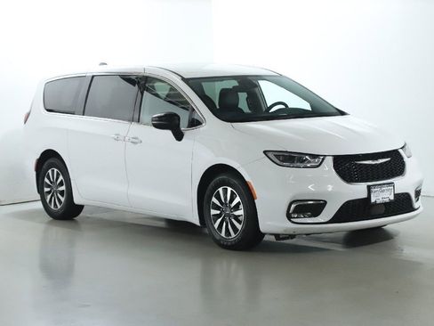 Used 2024 Chrysler Pacifica Select image 9