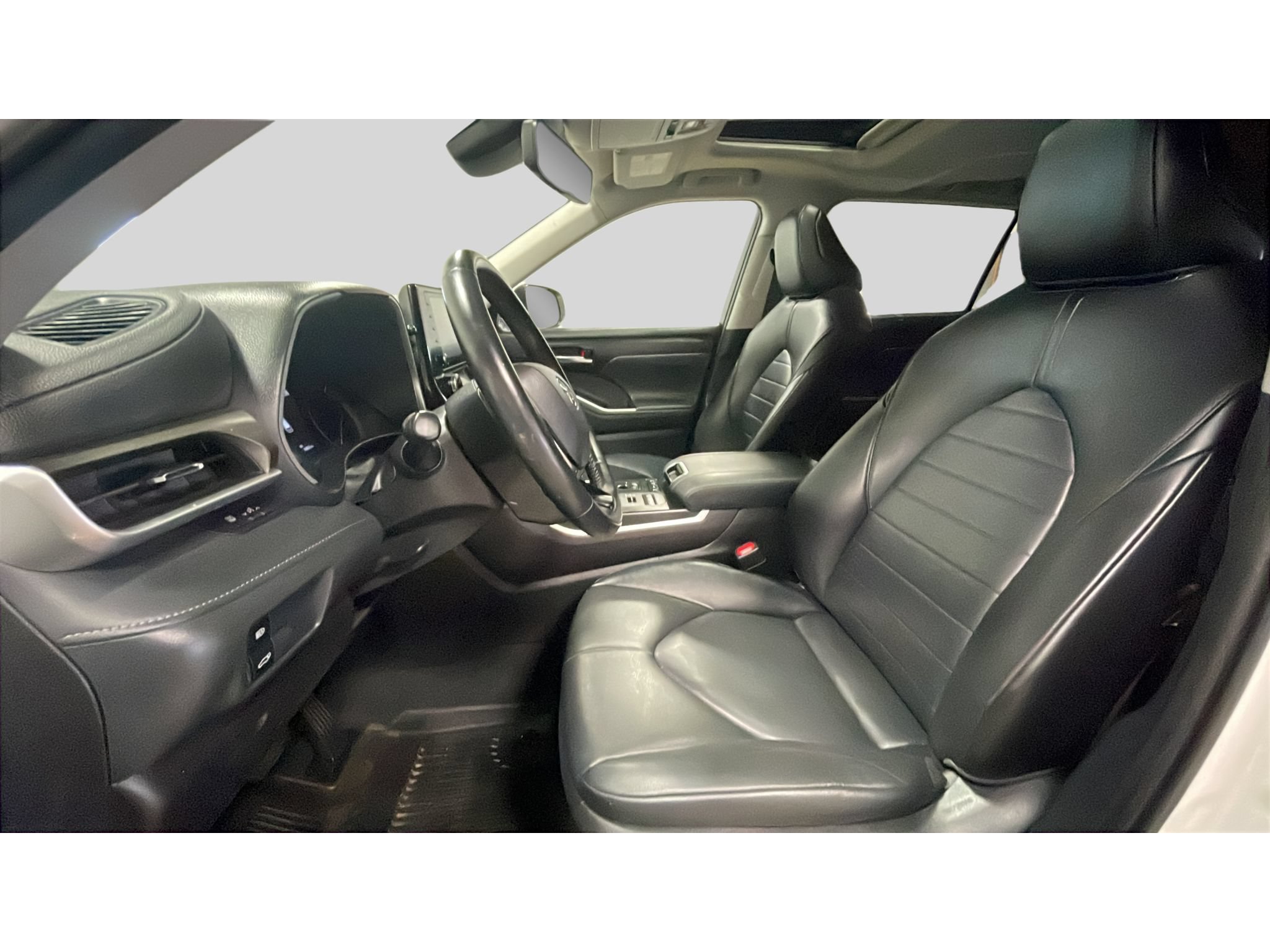 Used 2021 Toyota Highlander XLE AWD/4WD image 11