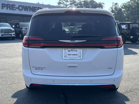 Used 2022 Chrysler Pacifica Touring-L image 7