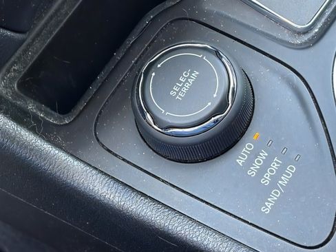 Used 2019 Jeep Cherokee Latitude Plus AWD/4WD image 29