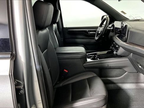 Used 2025 Chevrolet Suburban Z71 AWD/4WD image 6