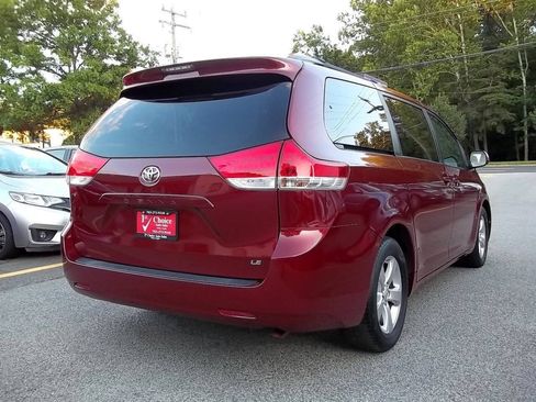 Used 2012 Toyota Sienna LE w/ Towing Pkg FWD image 2