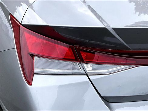 Used 2022 Hyundai Elantra SEL w/ Winter Weather Package FWD image 4