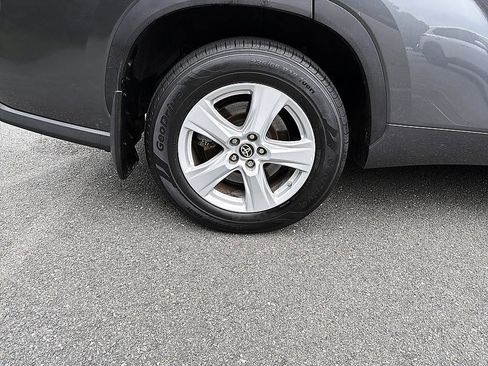 Used 2020 Toyota Highlander LE AWD/4WD image 12