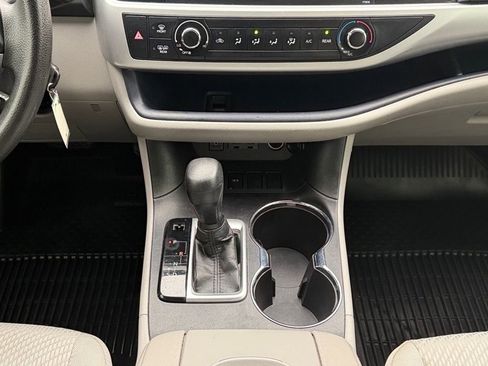 Used 2019 Toyota Highlander LE image 16
