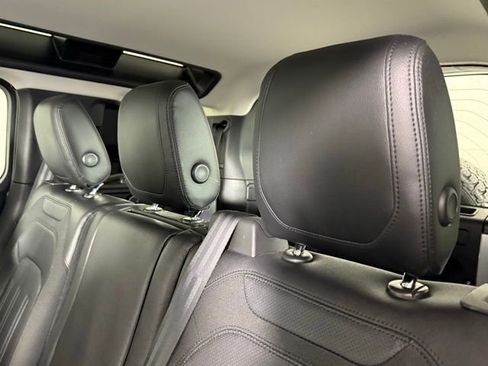 Used 2020 Land Rover Defender 110 SE image 21