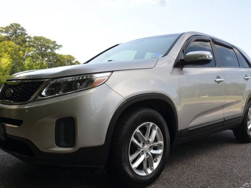 Used 2014 Kia Sorento LX FWD image 2
