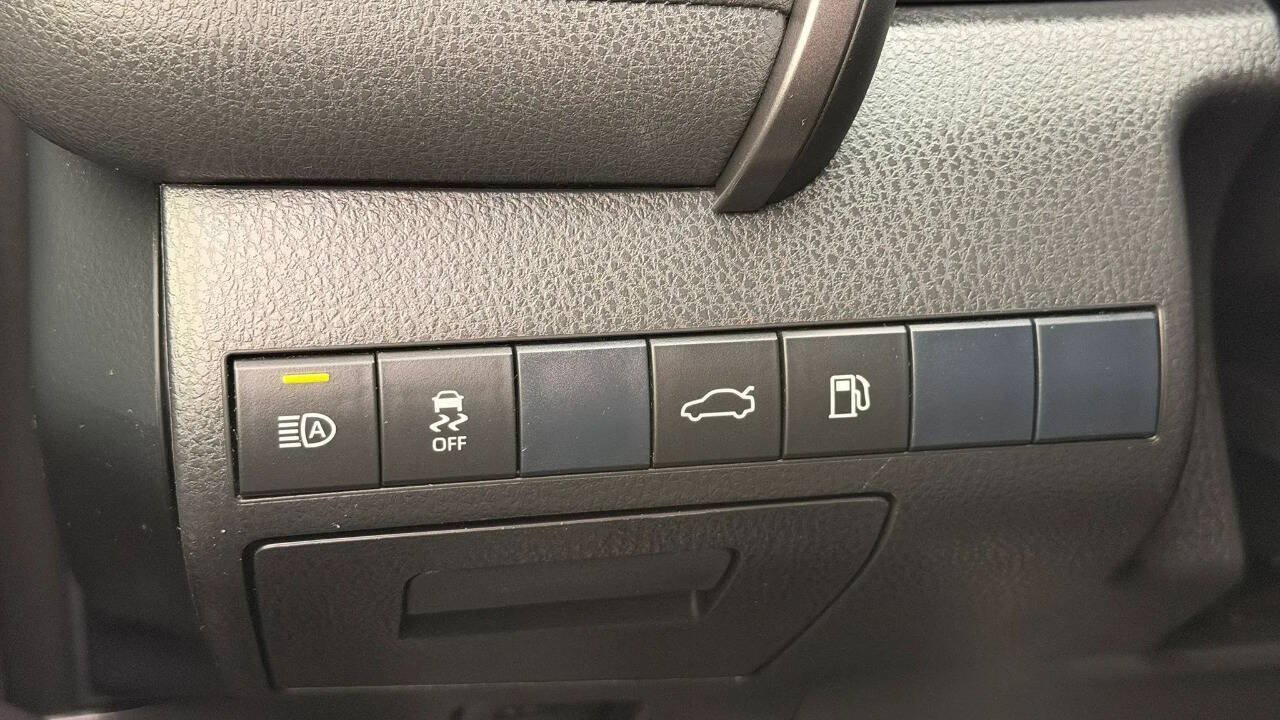 Used 2018 Toyota Camry LE w/ Moonroof Package FWD image 18