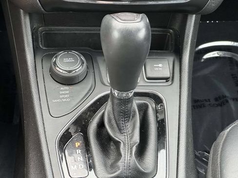 Used 2021 Jeep Cherokee Limited AWD/4WD image 19