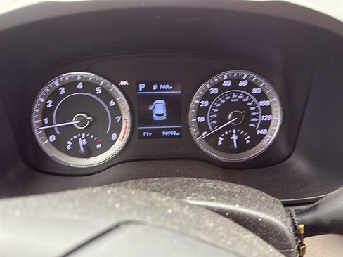 Used 2021 Hyundai Venue SEL FWD image 3