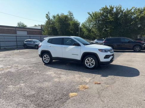 Used 2025 Jeep Compass Latitude AWD/4WD image 2