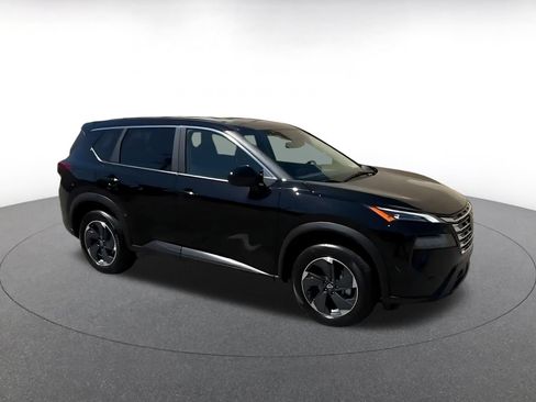 Used 2025 Nissan Rogue SV AWD/4WD image 2
