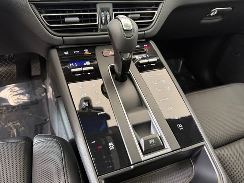Used 2026 Porsche Macan AWD/4WD image 24