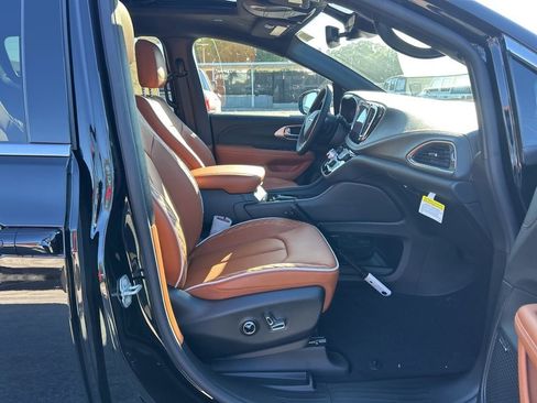 New 2026 Chrysler Pacifica Pinnacle image 26