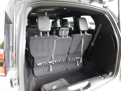 Used 2023 Chrysler Pacifica Touring-L w/ Uconnect Theater Family Group FWD image 9