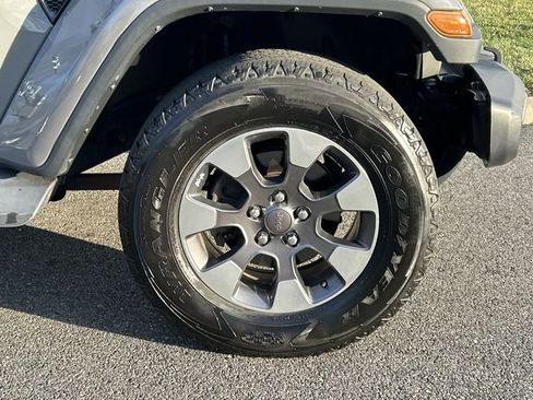 Used 2018 Jeep Wrangler Unlimited Sahara image 13