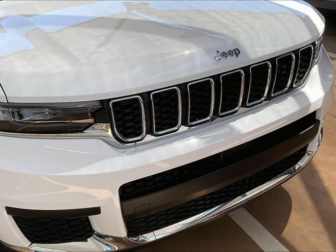 Used 2023 Jeep Grand Cherokee L Laredo image 29