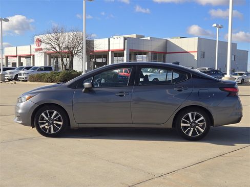 Used 2021 Nissan Versa SV image 4