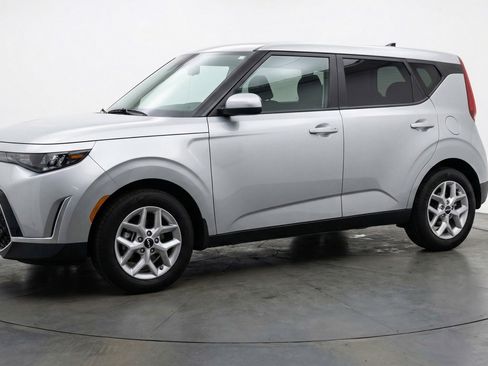 Used 2025 Kia Soul FWD image 3