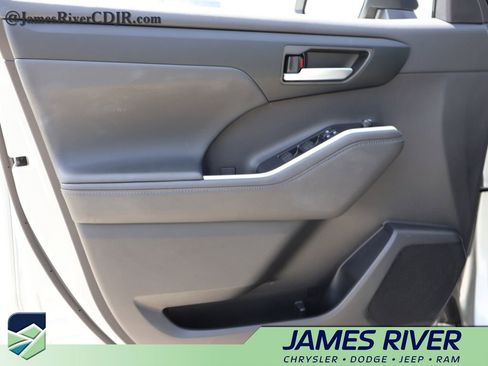 Used 2025 Toyota Highlander XLE image 22
