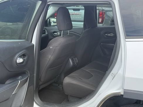Used 2019 Jeep Cherokee Latitude w/ Popular Appearance Group FWD image 28