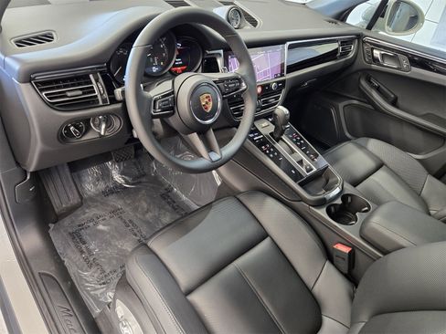 Used 2025 Porsche Macan Base image 5