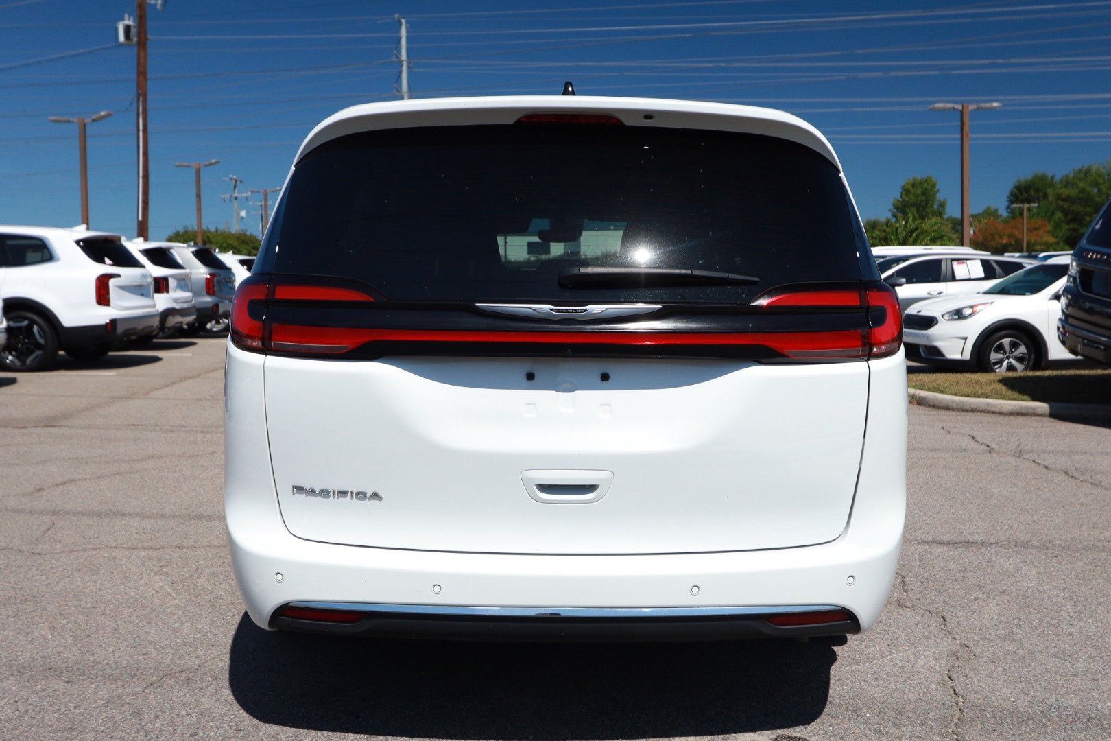 Used 2025 Chrysler Pacifica Select FWD image 4