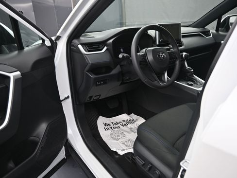 Used 2023 Toyota RAV4 SE image 9