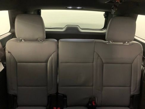 Used 2024 Chevrolet Suburban LT w/ Luxury Package RWD image 12
