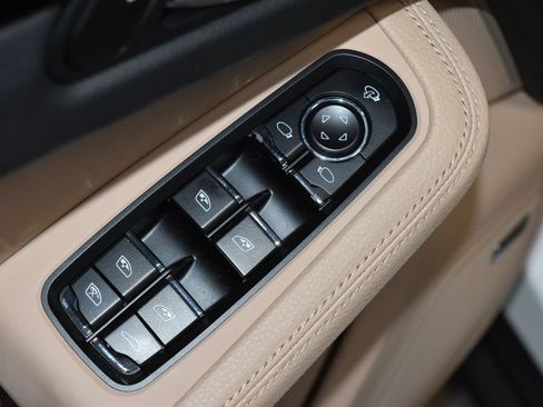 Certified 2025 Porsche Macan AWD/4WD image 8