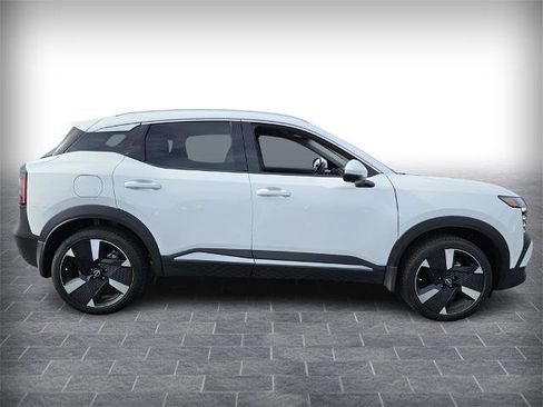 Certified 2025 Nissan Kicks SR image 2