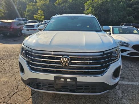 Used 2025 Volkswagen Atlas SE AWD/4WD image 2
