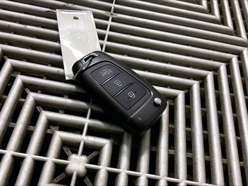 Used 2022 Hyundai Venue SEL FWD image 11