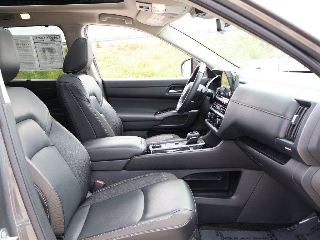 Used 2025 Nissan Pathfinder SL w/ SL Premium Package AWD/4WD image 8