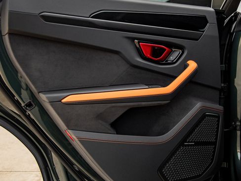 Used 2025 Lamborghini Urus SE image 34