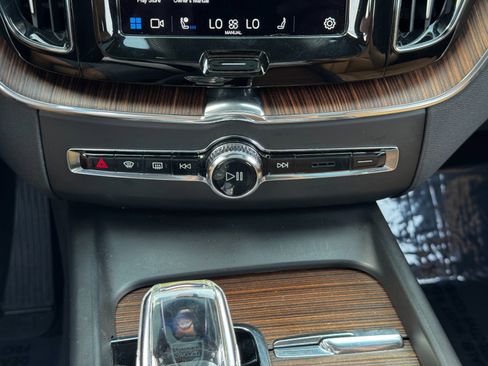Used 2023 Volvo XC60 B5 Ultimate w/ Climate Package image 32