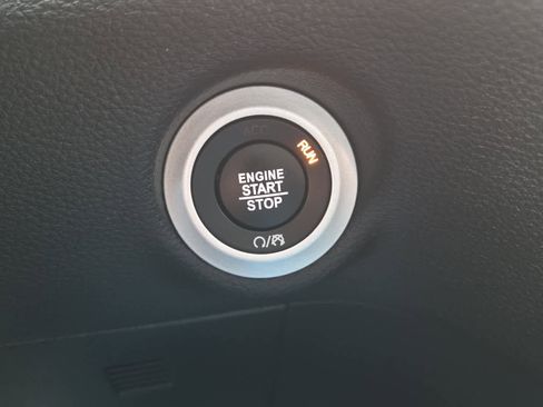 Used 2025 Chrysler Pacifica Select image 29