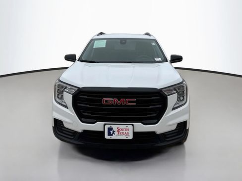 Used 2024 GMC Terrain SLE w/ Driver Convenience Package FWD image 2