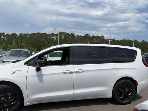 Used 2024 Chrysler Pacifica Limited FWD image 4