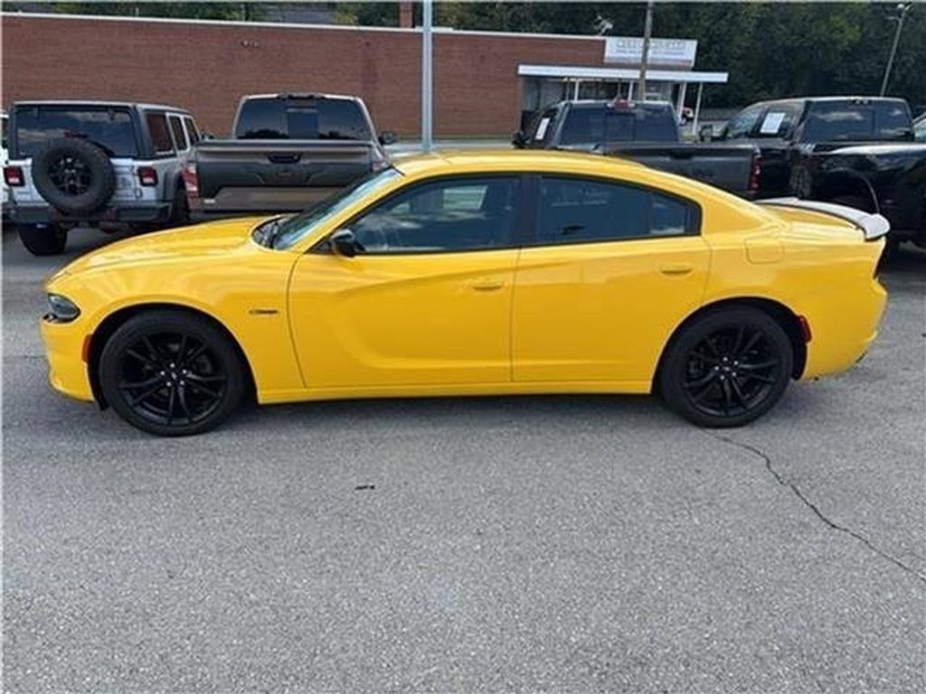 Used 2017 Dodge Charger SE w/ Blacktop Package RWD image 11