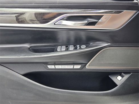 Used 2016 BMW 750i xDrive image 27