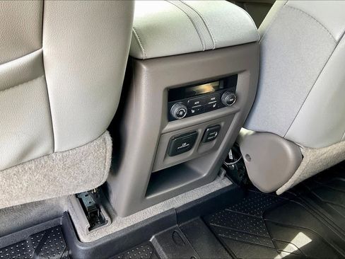 Used 2019 Chevrolet Traverse Premier w/ Driver Confidence II Package FWD image 34