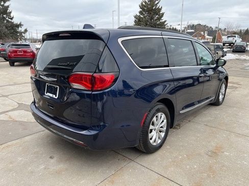 Certified 2017 Chrysler Pacifica Touring-L image 6