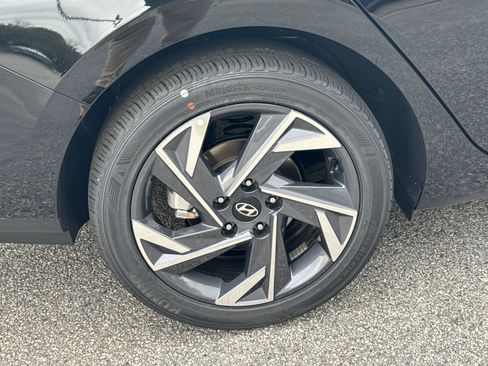Certified 2025 Hyundai Elantra Sport image 17