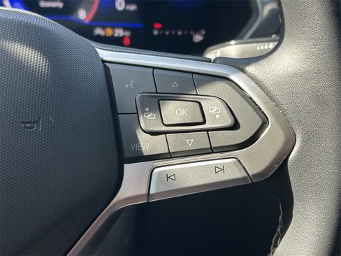 Used 2022 Volkswagen Tiguan SE image 40