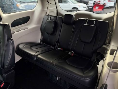 Certified 2024 Chrysler Pacifica Touring-L image 22